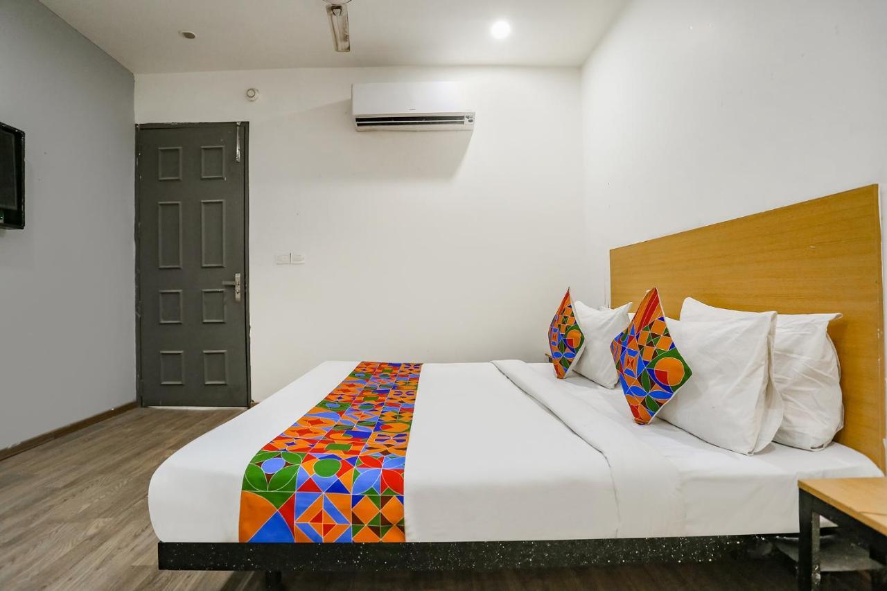 Fabhotel Vat - Meera Bagh เดลี ภายนอก รูปภาพ